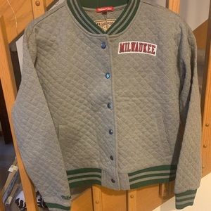 NWT Small woman’s Milwaukee Bucks quilted jacket